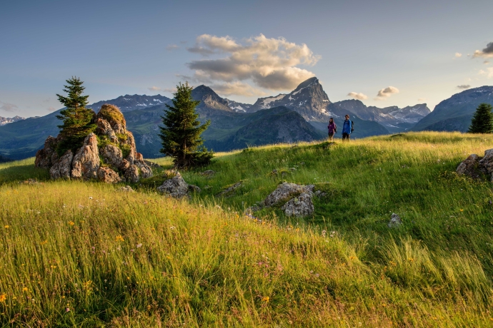 Paar am Wandern auf der Alp Flix im Parc Ela Paar am Wandern auf der Alp Flix im Parc Ela